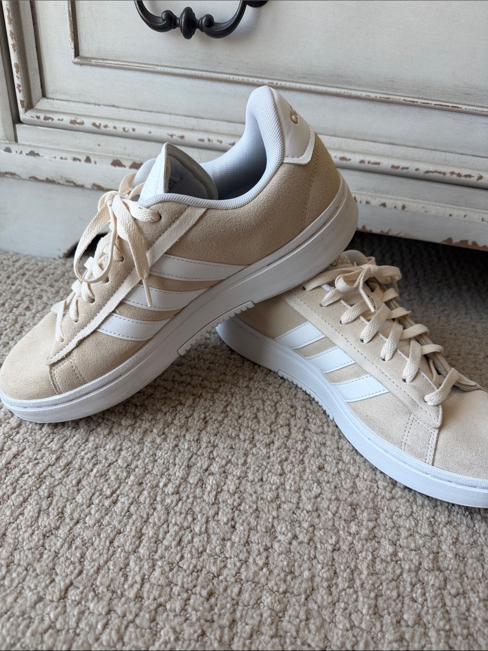 Women’s LV Court 3.0 Adidas sneakers in Beige and White. Size 11